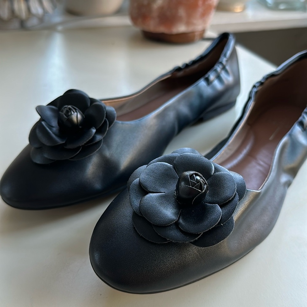 Linea Paolo Flats Black Leather Rosette Top size 11 New without Box or Tags